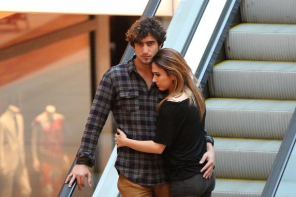 Tata Werneck e o namorado passeiam em shopping.(Imagem:Fabio Moreno/AgNews)