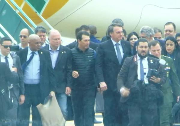 Bolsonaro desembarca em Vitória da Conquista, na Bahia, para inauguração de aeroporto.(Imagem:Reprodução/GloboNews)