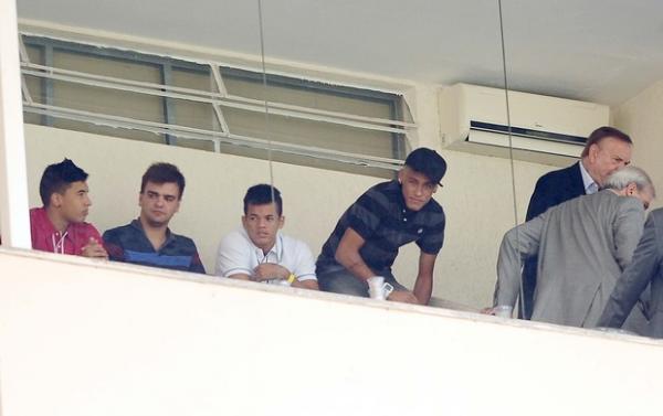 Neymar esteve no Pacaembu para assistir à vitória santista.(Imagem:Marcos Ribolli)