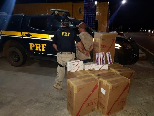 PRF apreende carregamento de cigarros contrabandeados e prende contrabandista na BR 343.(Imagem:Divulgação/PRF)