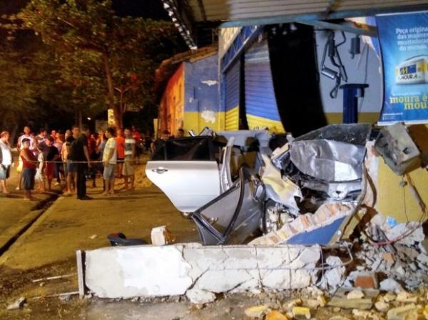 Carro ficou totalmente destruído após invadir loja na Av. Miguel Rosa.(Imagem:Ellyo Teixeira/G1)