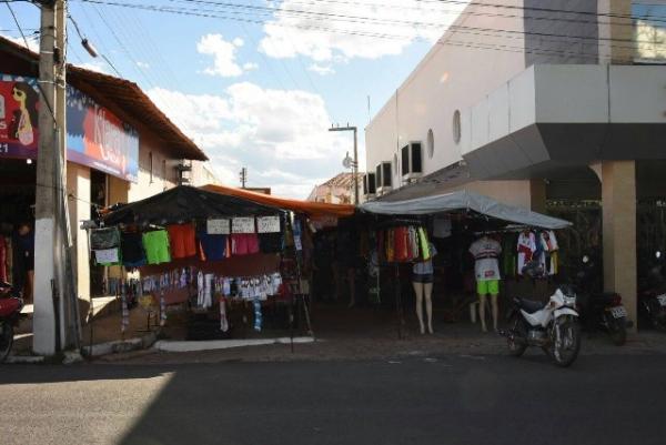 Vendedores ambulantes que ficam no centro de Floriano terão novo espaço.(Imagem:SECOM)