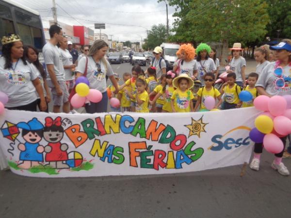 Crianças participam da abertura do Projeto Brincando nas Férias 2017.(Imagem:FlorianoNews)