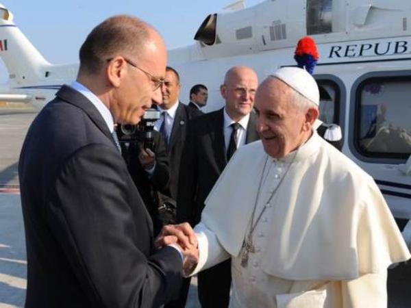 O Papa se despede do primeiro-ministro italiano, Enrico Letta, antes de embarcar para o Brasil. (Imagem:AP / AP)