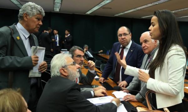 A deputada Shéridan Oliveira (PSDB-RR) conversa com parlamentares na comissão de reforma política.(Imagem:Givaldo Barbosa / Agência O Globo)