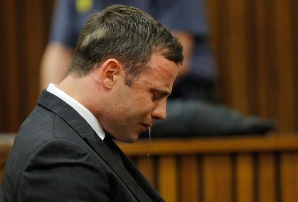 Oscar Pistorius chorou muito, novamente, diante do Tribunal.(Imagem:Reuters)