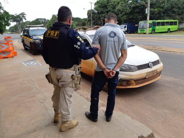 Jovem furta carro de empresa e veste uniforme de funcionário para despistar polícia.(Imagem:Divulgação/PRF)