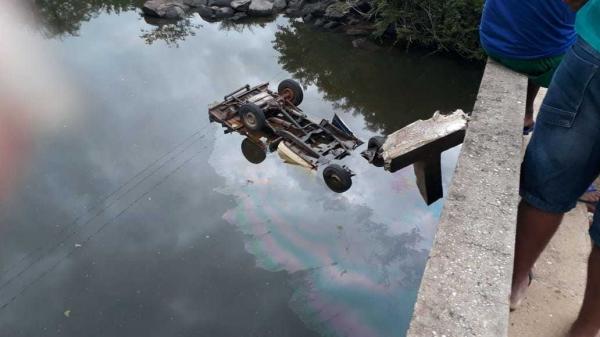 Motorista perde o controle de veículo e cai de ponte na PI-110, no Norte do Piauí(Imagem:Reprodução/Piripiri40graus)