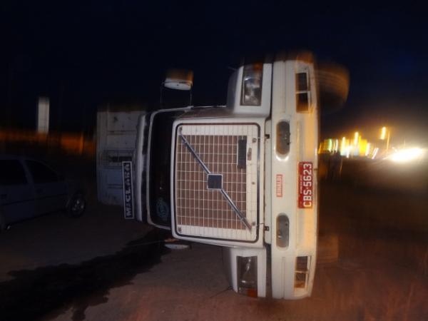 Carreta caçamba carregada de areia vira em Floriano.(Imagem:FlorianoNews)