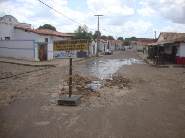 Vazamento na Sambaiba - Em frente a sede da Albeartes(Imagem:redação)