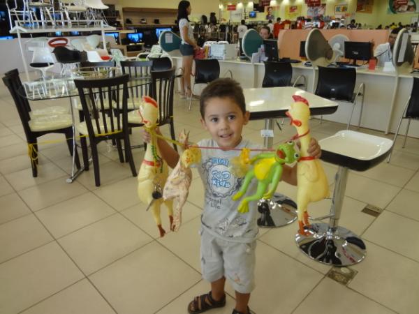Repórter Amarelinho é a alegria da criançada em Floriano.(Imagem:FlorianoNews)