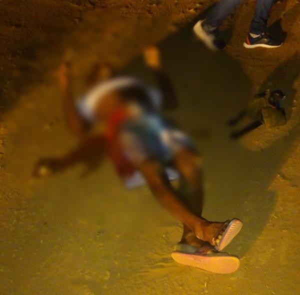 Homem encontrado em estrada vicinal de Floriano foi morto com pelo menos três tiros.(Imagem:Divulgação)