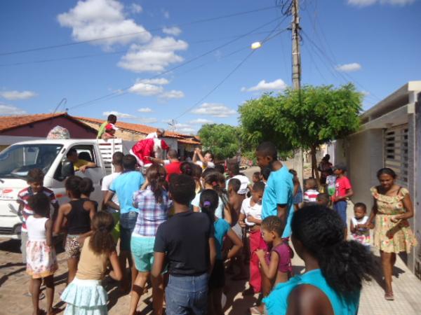 No dia de Natal, bom velhinho distribui bombons às crianças florianenses.(Imagem:FlorianoNews)