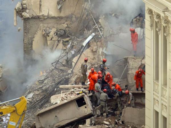 Bombeiros buscam desaparecidos em desabamento de três prédios no Rio.(Imagem: AP)