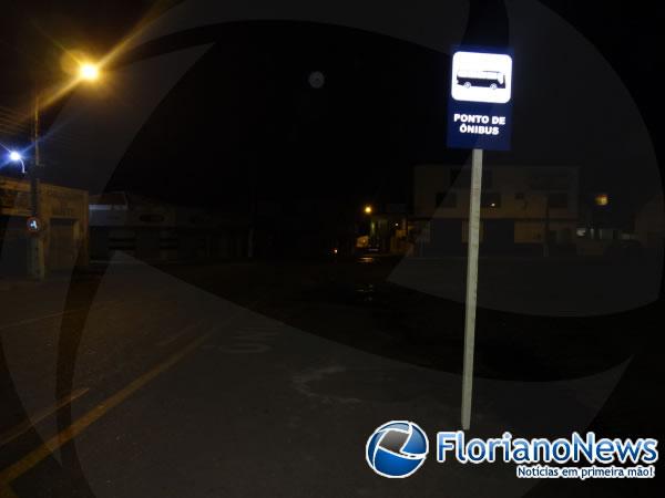 Paradas de ônibus de Floriano recebem sinalização.(Imagem:FlorianoNews)