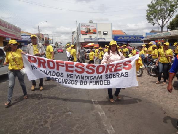 Professores de Floriano fazem manifestação por repasse do FUNDEB.(Imagem:FlorianoNews)