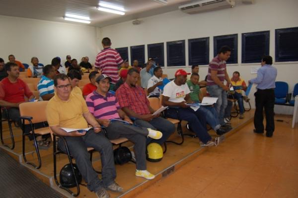 Mototaxistas de Floriano passam por curso obrigatório para exercer a profissão.(Imagem:FlorianoNews)