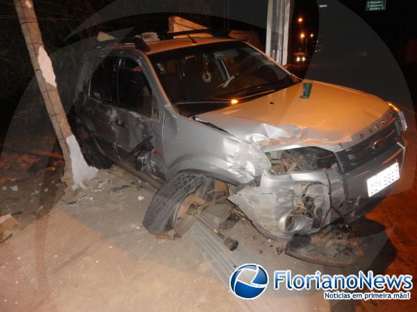 Motorista derruba muro de residência e foge deixando o veículo.(Imagem:FlorianoNews)