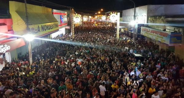 Floriano: Avinne Vinny anima multidão de foliões na terceira noite de carnaval.(Imagem:Secom)
