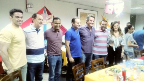 Oz Bambaz arrasta multid&atilde;o na primeira noite de carnaval em Floriano.(Imagem:FlorianoNews)