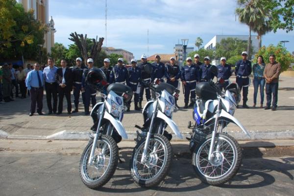 Prefeito Gilberto Junior entrega três novas motocicletas à Superintendência Municipal de Trânsito.(Imagem:Waldemir Miranda)