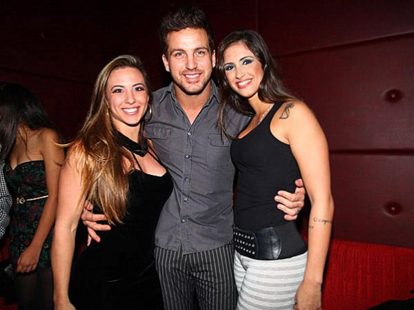 Michelly com Diogo e a namorada(Imagem:Iwi Onodera/EGO)