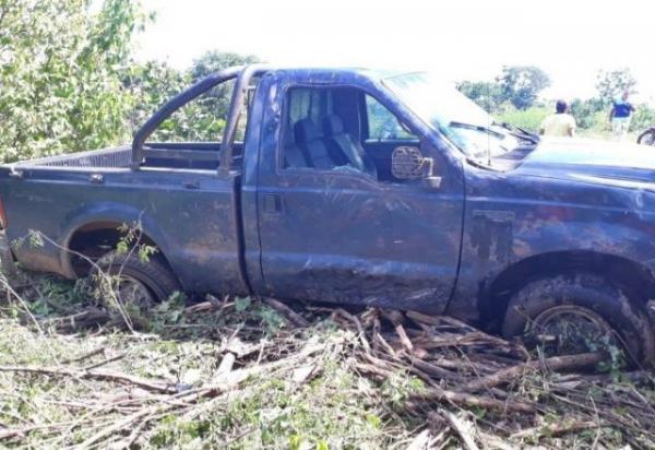 Motorista perde controle de caminhonete e desce barranco em PI.(Imagem:Diário do Norte)