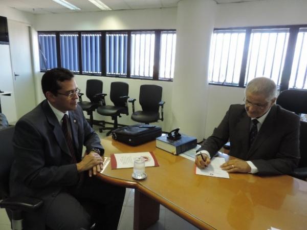 Procurador Cleandro Moura e o presidente do TRE-PI, Desembargador Joaquim Dias.(Imagem:Ascom/TJ)