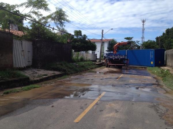 Container de quatro toneladas é arrastado pela chuva em Teresina.(Imagem:Gil Oliveira/G1)
