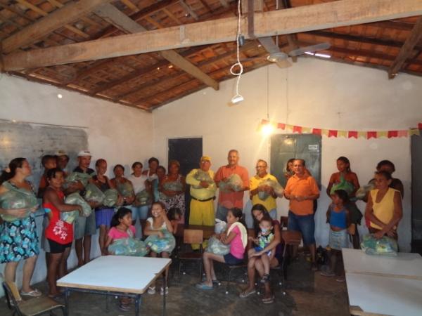 Sr Gregório Monteiro entregou cestas básicas aos moradores do Cajueiro Dois.(Imagem:FlorianoNews)