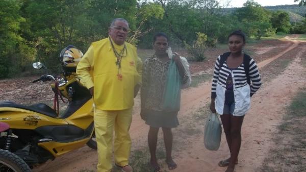 Famílias carentes do Riacho da Serra recebem doações do Projeto Amarelinho.(Imagem:FlorianoNews)