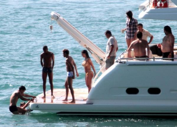 Neymar com a modelo Carol Abranches e com amigos no Guarujá.(Imagem:Orlando Oliveira/AgNews)