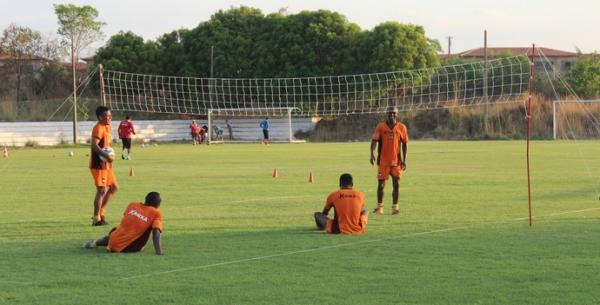 Futevôlei em clima de descontração predominou o treino de reapresentação do Galo.(Imagem:André Leal/GloboEsporte.com)