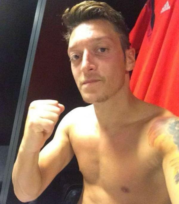 Özil ergue o punho e comemora classificação da Alemanha.(Imagem:Reprodução)