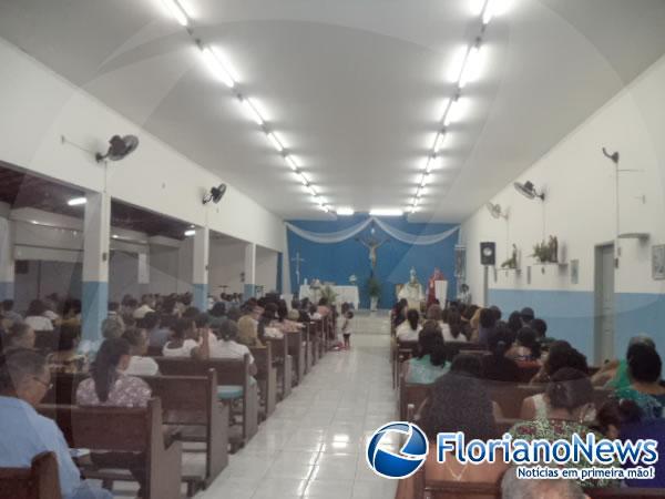 Família participou da missa de 6 anos da morte do radialista Emídio Nonato em Floriano.(Imagem:FlorianoNews)