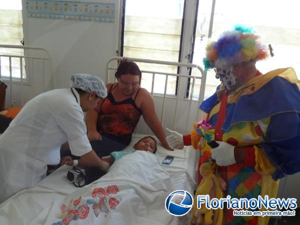 Palhaço Carrapeta leva alegria as crianças do Hospital Regional Tibério Nunes.(Imagem:FlorianoNews)