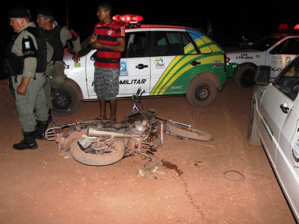 Moto ficou sobre a estrada e motociclista caiu a 10 metros do local.(Imagem:Gil Oliveira/ G1)