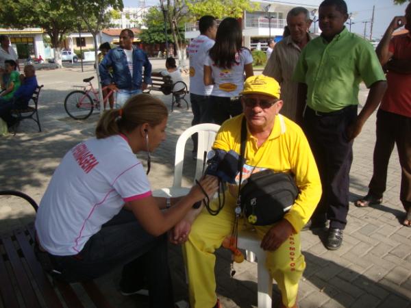 Amarelinho verificando a pressão arterial(Imagem:redação)