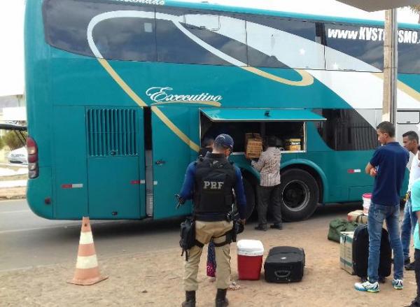 Ônibus usado no transporte ilegal de eleitores é flagrado pela PRF.(Imagem:Dvulgação/PRF)
