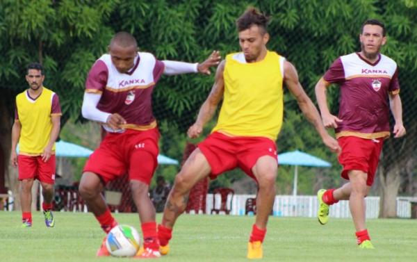 Enquanto ainda escolhe peças para o elenco, Zé Teodoro ensaia jogadas nos treinos.(Imagem:Emanuele Madeira)