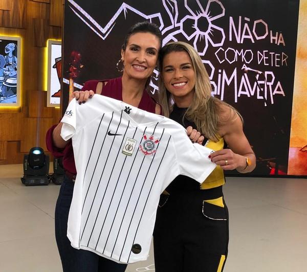 Tamires, lateral-esquerda, com Fátima Bernardes e a camisa do novo clube.(Imagem:Sonia Schneiders/Gshow)