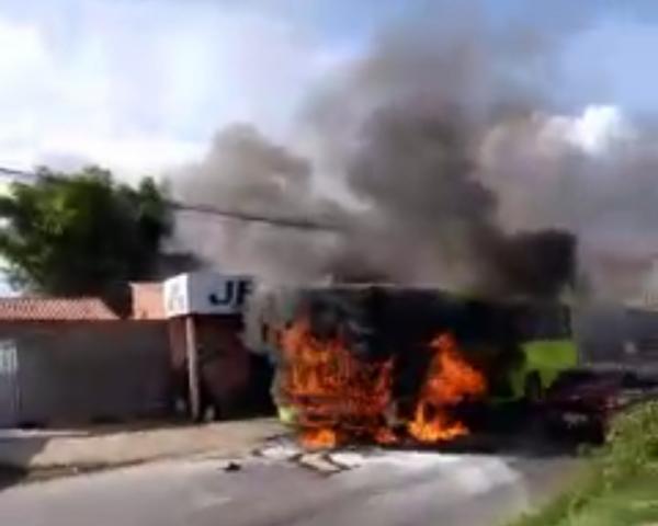 Ônibus pegou fogo no bairro Piçarreira, Zona Leste de Teresina(Imagem:Divulgação/Redes sociais)