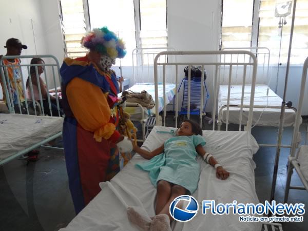 Palhaço Carrapeta leva alegria as crianças do Hospital Regional Tibério Nunes.(Imagem:FlorianoNews)