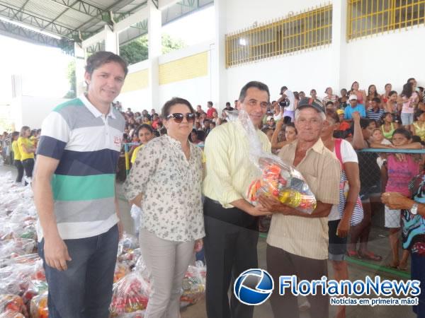 Prefeitura de Floriano distribuiu cestas básicas para famílias carentes do município.(Imagem:FlorianoNews)