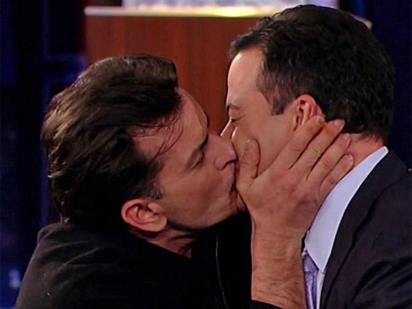 Charlie Sheen beija Jimmy Kimmel em programa de TV(Imagem:Divulgação)