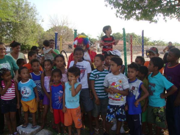 Ele reuniu as crianças na praça da Taboca para brincadeiras(Imagem:redação)