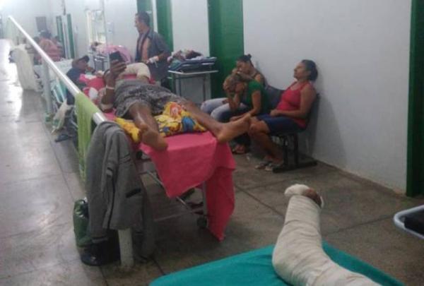 Sem material, pacientes aguardam cirurgias em corredor de hospital em Floriano.(Imagem:Reprodução)