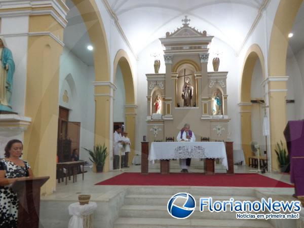 Ao lado de amigos, família de Paulo Viana participa de missa de 7º dia do empresário.(Imagem:FlorianoNews)