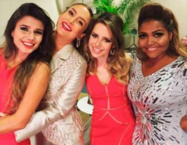 Sandy coloca as selfies em prática no Especial de Natal da Globo.(Imagem:MSN)