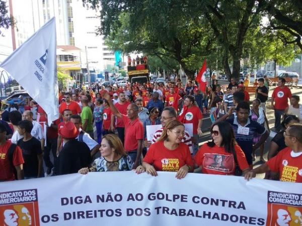 Pessoas protestam contra impeachment da presidente Dilma em Teresina.(Imagem:Ellyo Texeira/G1)